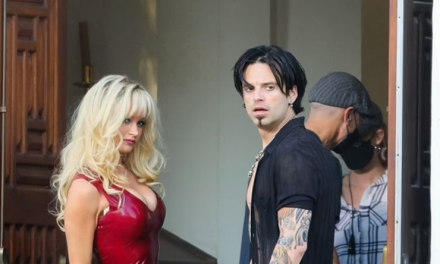 Lily James dhe Sebastian Stan krijojnë skenat e martesës së Pamelës me Tommyn