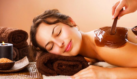 E ëmbël dhe efektive: Masazhi me çokollatë që zbut nervozën dhe stresin
