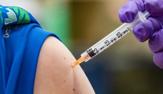  Qeverisë Kurti i kërkohet t’i vaksinojë punëtorët e sektorit privat 