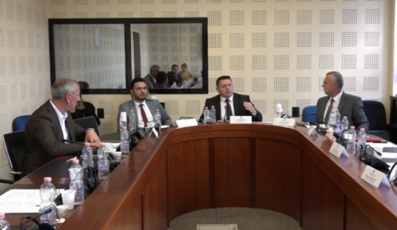  Tensione në votimin për komisionerin për Informim dhe Privatësi, Berisha: Uroj që Enveri të mos zgjidhet as rojtar i institucioneve 