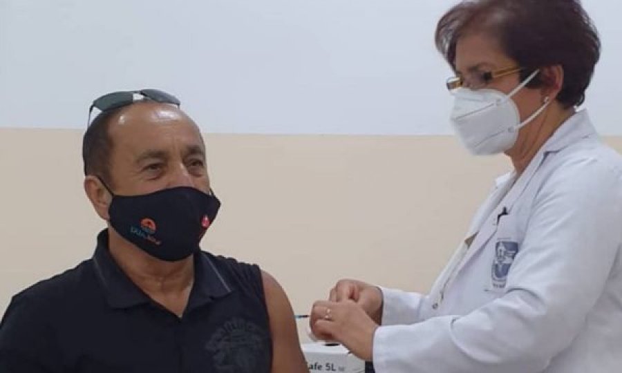 Qumili merr dozën e parë të vaksinës: Ishalla e mrama me hajr
