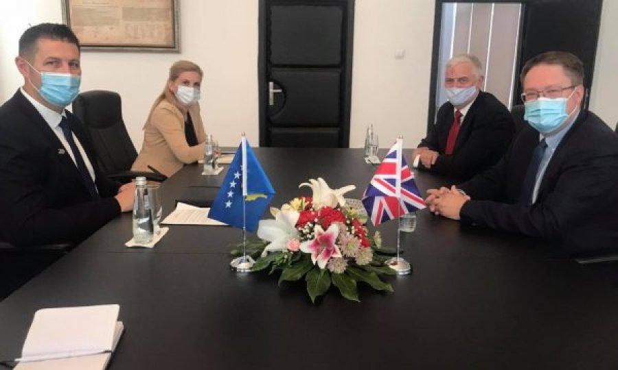 Ambasadori britanik i shkon në zyrë drejtorit të Doganës