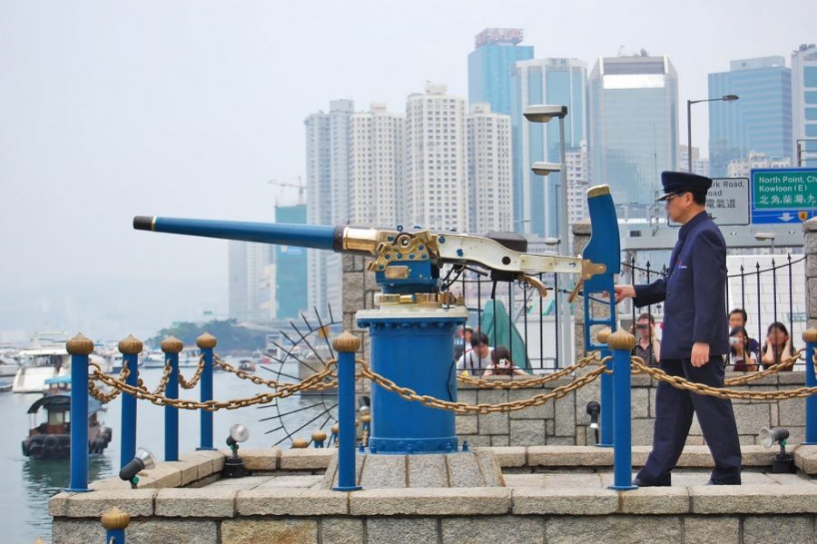  Kalojnë vitet dhe ndryshojnë sunduesit, por një top ushton çdo mesditë në Hong Kong 