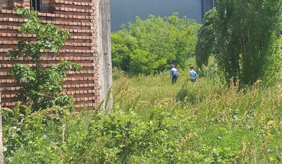  Policia del afër Kishës në oborrin e UP-së ku më parë u mbajt liturgjia 