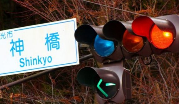 Pse semaforët në Japoni janë blu? 