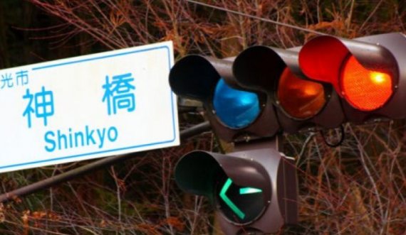 Pse semaforët në Japoni janë blu? 