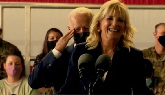 Zonja e Parë shkakton të qeshura teksa i drejtohet Bidenit: Joe, vëmendje