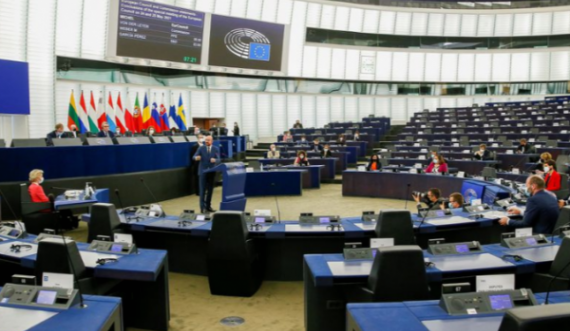  “Luftë” brenda BE-së: Parlamenti Evropian voton për ta paditur Komisionin Evropian 