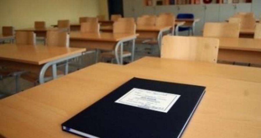 Deklarohet i pafajshëm pasi dyshohet se ia plotësoi përgjigjen në test kandidatit për mësues