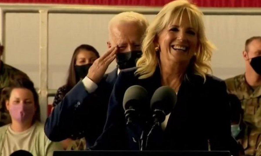 Zonja e Parë shkakton të qeshura teksa i drejtohet Bidenit: Joe, vëmendje