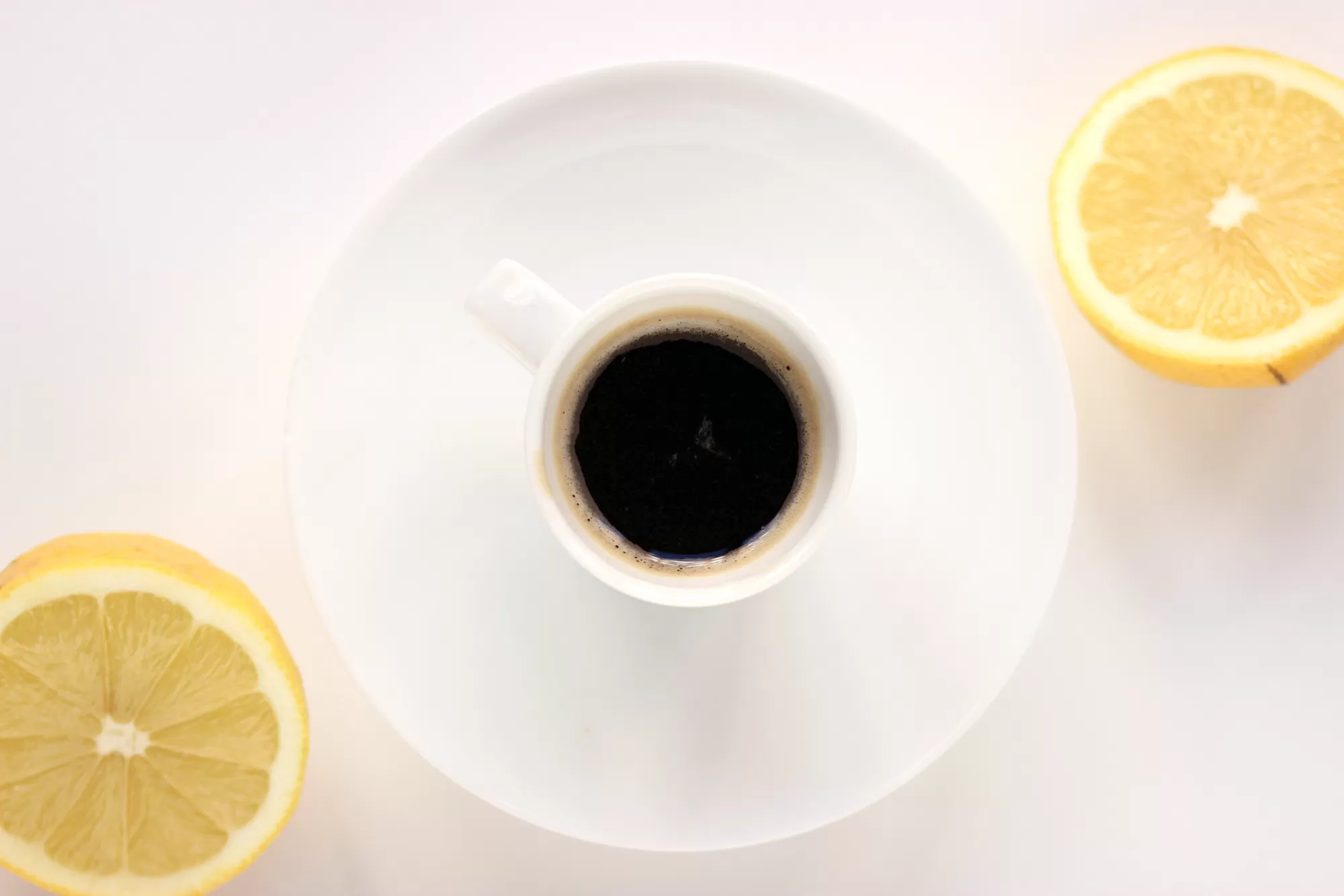 Pse shumë njerëz po konsumojnë kafe me limon? 