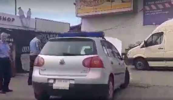 Veturës së Policisë në Prishtinë i del tymi