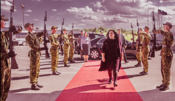 Vjosa Osmani pritet ceremonialisht gjatë vizitës në Estoni, e falënderon shtetin