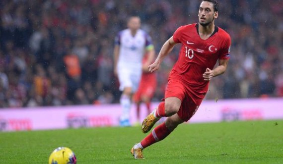 Calhanoglu: “E veçantë sfida me Italinë, Milanit ia bëra me dije se jam i fokusuar vetëm në Euro 2020”