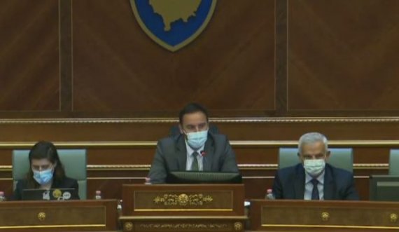 Konjufca i drejtohet Hoxhajt duke qeshur: S’po di a me t’u drejtu deputet, apo anëtar i shkollës verore