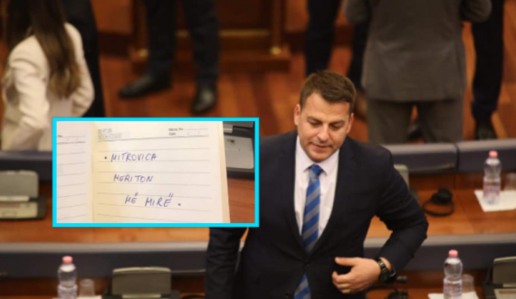 Armend Muja pranon në Kuvend një mesazh mbështetjeje: “Mitrovica meriton më mirë”