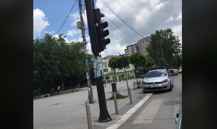  Në Mitrovicë Policia parkon veturën para shenjës që tregon se ndalohet parkingu 