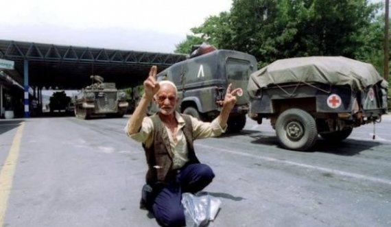  Fotografi emocionuese, përjetimi i lirisë nga një i moshuar në Ditën e Çlirimit 