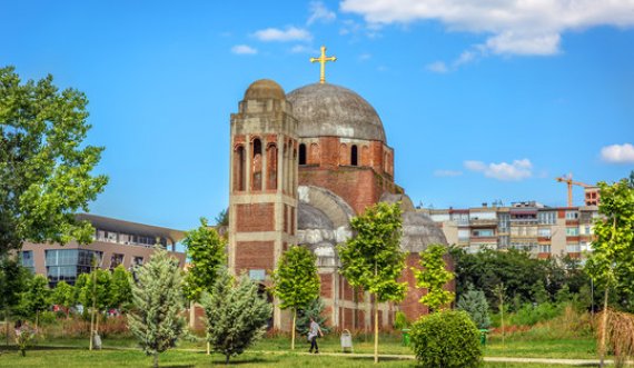 Kisha Ortodokse Serbe, po na provokon rëndë me kishën politike në Prishtinë!