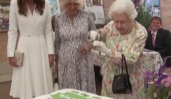 Pamje: Mbretëresha Elizabetë e përdor mbrapsht shpatën me një teh, mezi e pret tortën