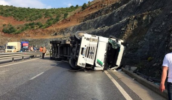 Përmbyset kamioni me karburant, bllokohet shoferi 