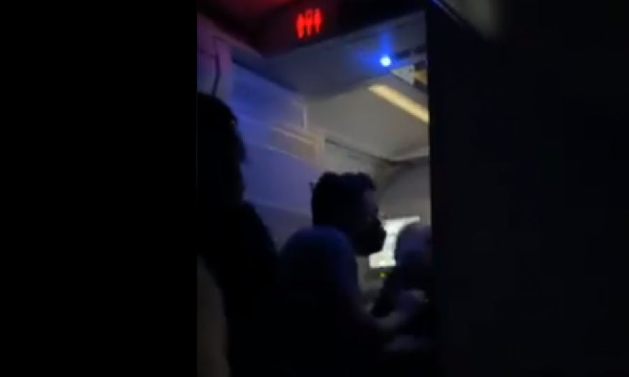 Tmerrohen pasagjerët, dikush mundohet ta hapë derën e aeroplanit në ajër 