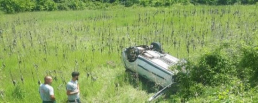 Vetaksident në magjistralen e Mitrovicës, vetura përfundon jashtë rruge! 