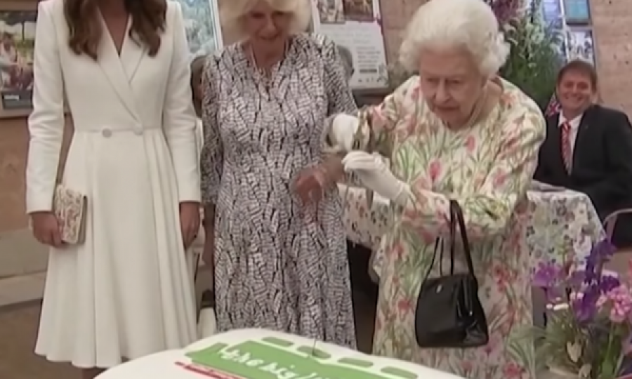 Pamje: Mbretëresha Elizabetë e përdor mbrapsht shpatën me një teh, mezi e pret tortën