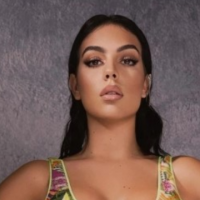 Georgina shfaqet me bizhuteri mbi 300 karatësh