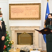 Vjosa Osmani i kërkoi Dakës që të dorëhiqet, i premtoi mirënjohje