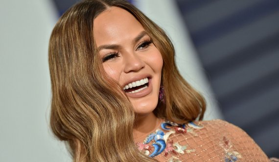 “Kërkoj falje mes lotësh”, Chrissy Teigen thyen heshtjen pas akuzave të forta për bullizëm