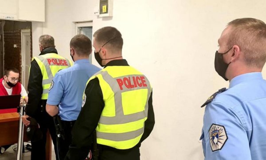Fillon vaksinimi i zyrtarëve policorë