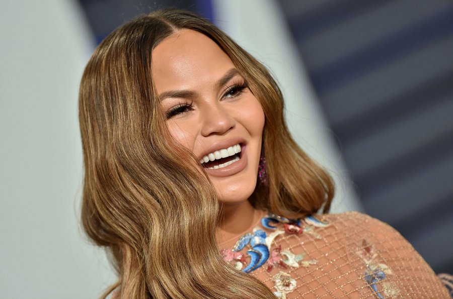 “Kërkoj falje mes lotësh”, Chrissy Teigen thyen heshtjen pas akuzave të forta për bullizëm