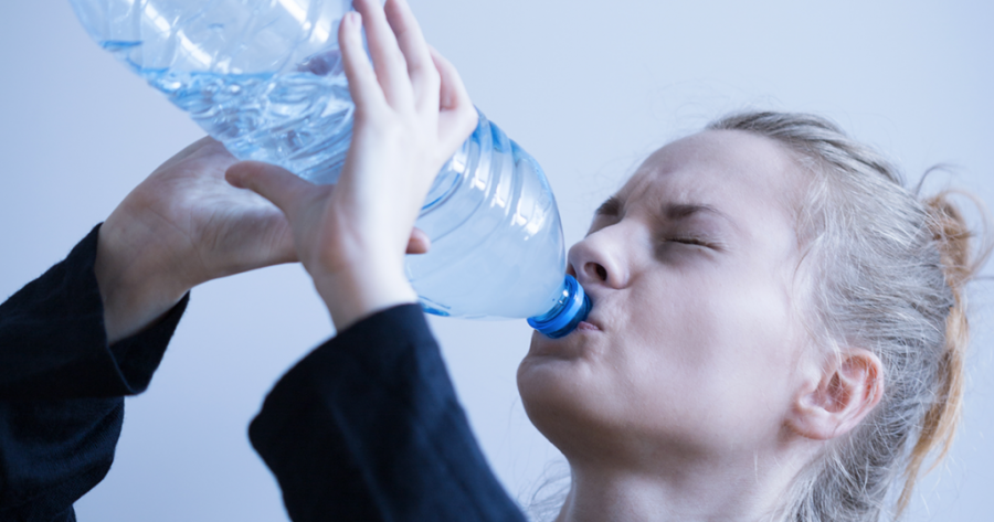 Kosnumoni shumë ujë për të qëndruar të hidratuar? Mësoni pasojat negative që trupi juaj mund të “vuajë” nga kjo