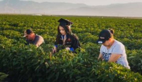  Studentja realizon fotot e diplomimit në fushën ku punojnë prindërit e saj 