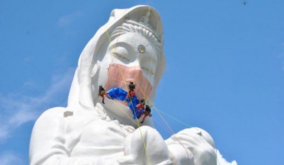  Perëndeshës gjigande budiste në Japoni, maskë në fytyrë për t’u lutur për fundin e COVID 