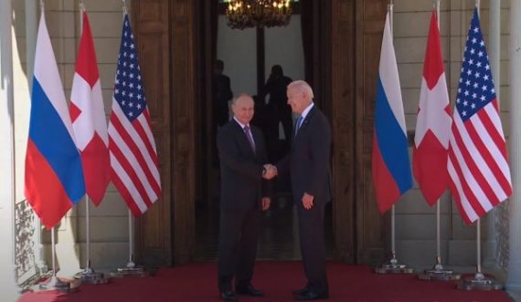  Nis takimi, shtrëngojnë duart Joe Biden dhe Vladimir Putin 