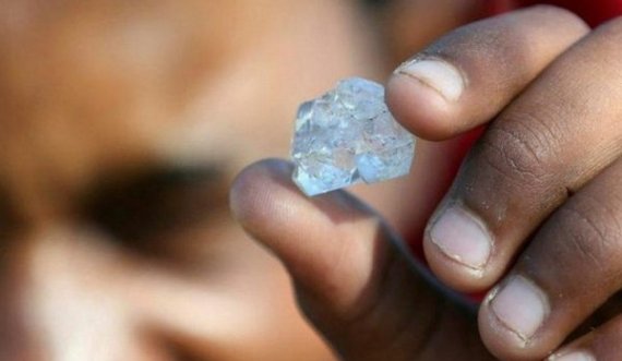 Gurë të panjohur shfaqen në një fshat, njerëzit përfshihen nga “ethet e diamantëve”