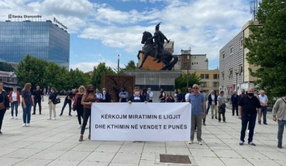  Protestojnë punëtorët e Lotarisë, kërkojnë miratimin e ligjit dhe kthimin në vendet e punës 