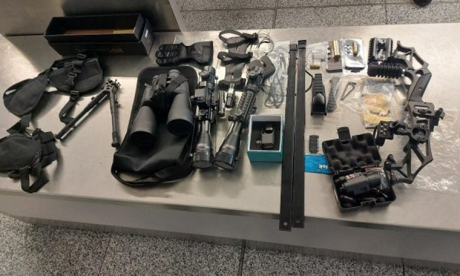  Ndalohet një udhëtar në aeroport, i gjenden mallra të ndaluara të fshehura në valixhe 