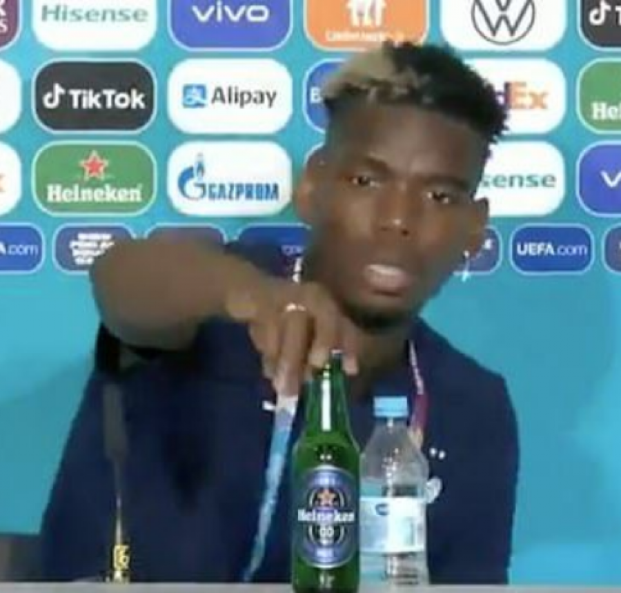 E largoi birrën nga tavolina, por Pogba e pranoi trofeun me logo të Heinekenit