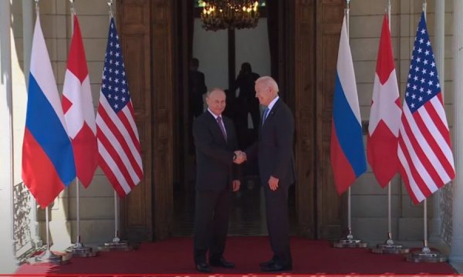  Nis takimi, shtrëngojnë duart Joe Biden dhe Vladimir Putin 