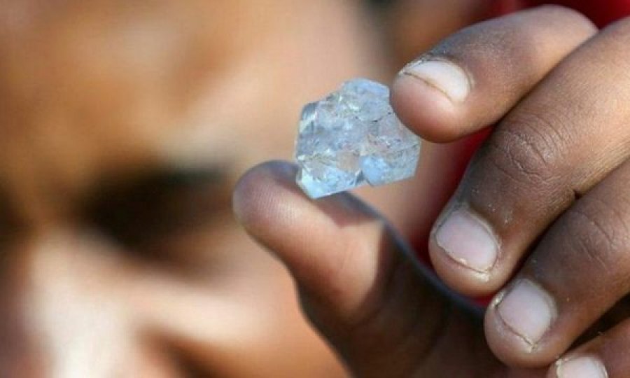 Gurë të panjohur shfaqen në një fshat, njerëzit përfshihen nga “ethet e diamantëve”