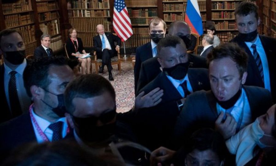Foto e incidentit brenda takimit Biden-Putin