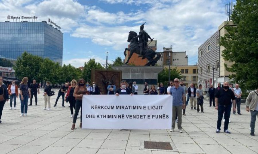  Protestojnë punëtorët e Lotarisë, kërkojnë miratimin e ligjit dhe kthimin në vendet e punës 