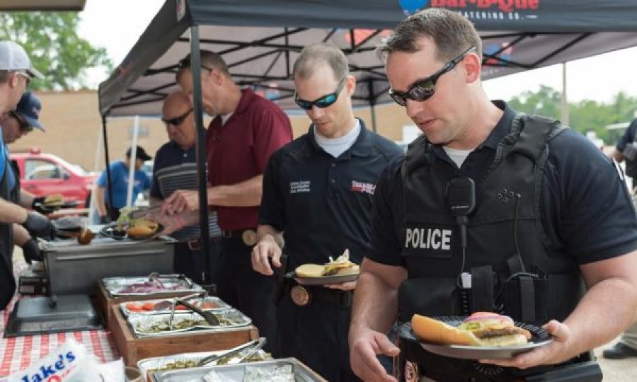  Policët ndalojnë stafin e restorantit pasi nuk iu dhanë hamburgerë falas 