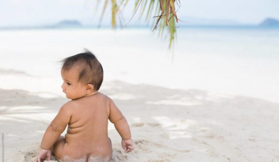 Pyetja më e shpeshtë e nënave: Në cilin muaj të jetës duhet ta çoj beben në plazh?