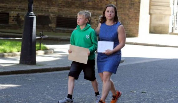  9-vjeçari troket në derën e kryeministrit Johnson, i kërkon ndihmë për një recetë kanabisi 
