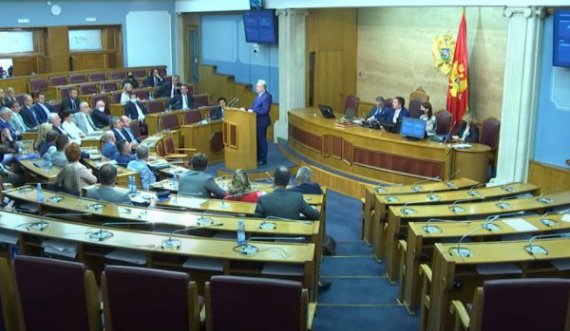  Tension në Parlamentin e Malit të Zi, mediat thonë se rrëzimi i kryeministrit është i pashmangshëm 