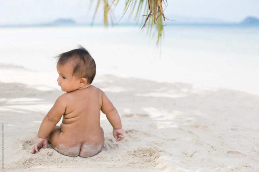 Pyetja më e shpeshtë e nënave: Në cilin muaj të jetës duhet ta çoj beben në plazh?